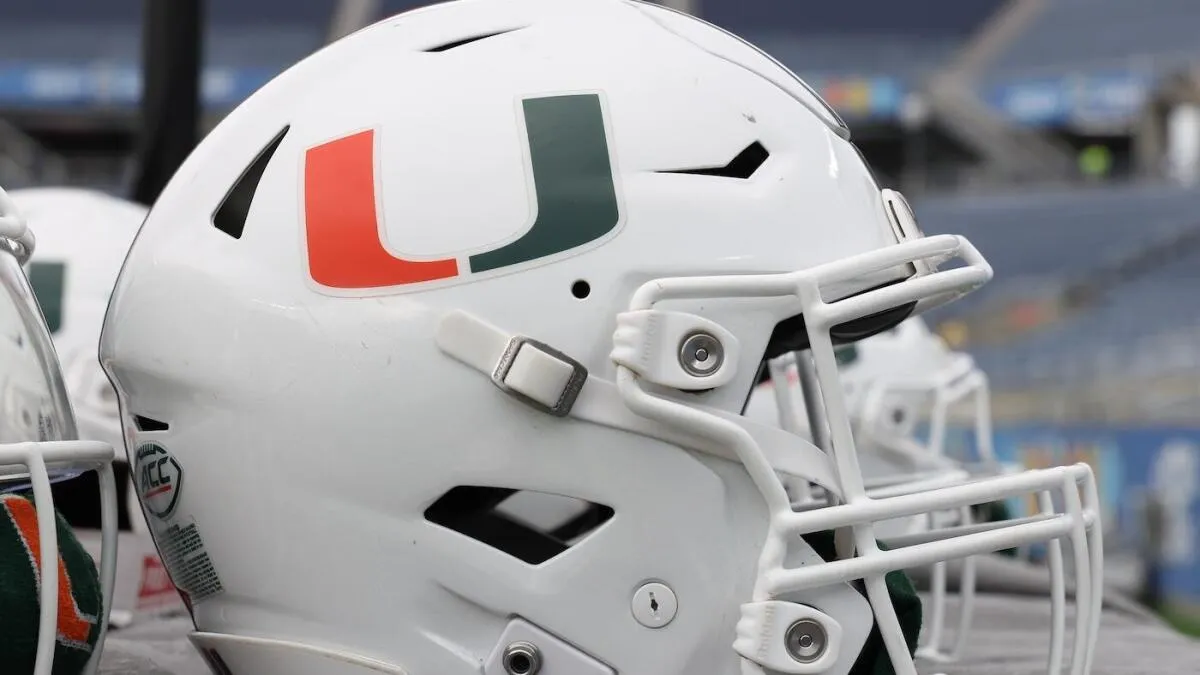 Gelandang Miami Adarius Hayes dirawat di rumah sakit setelah kecelakaan mobil yang menewaskan dua orang