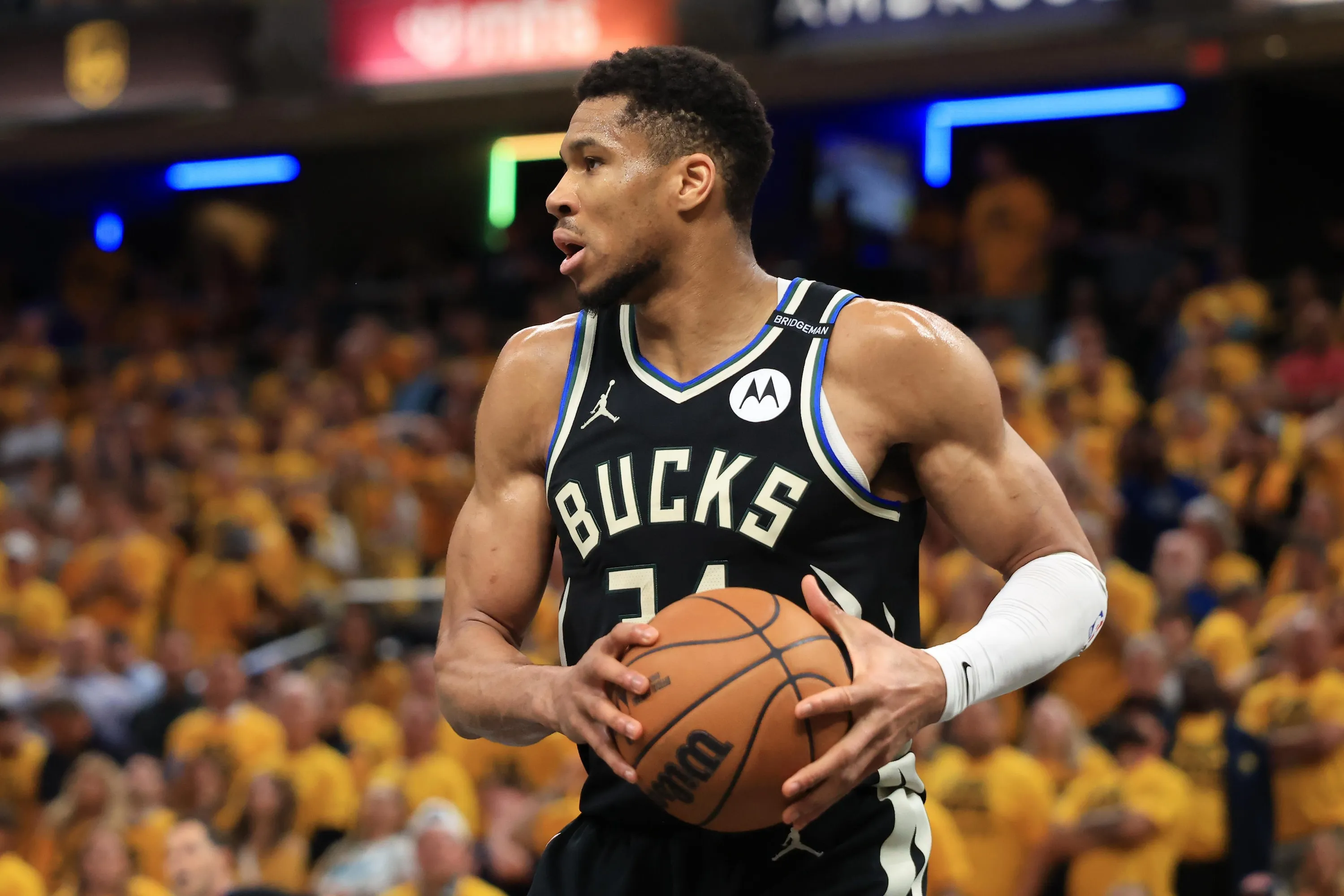 Giannis Dikabarkan 'Terbuka untuk Menjelajahi' Pertukaran untuk 'Pertama Kalinya dalam' Karier Bucks