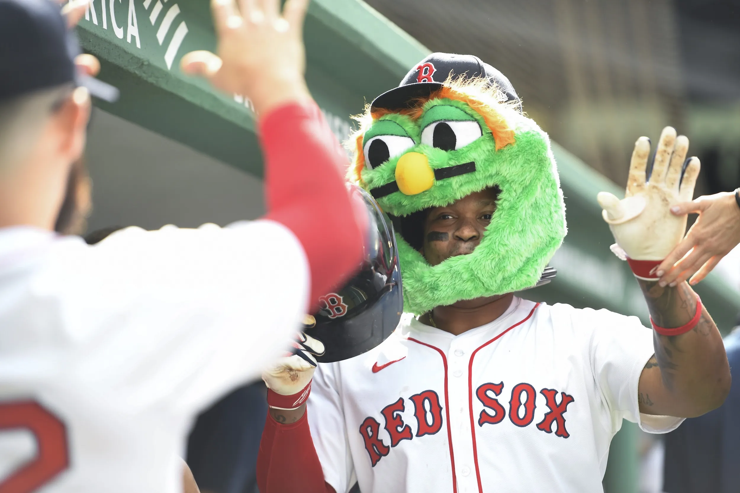 Red Sox Kini Mengejar Rafael Devers di Seluruh Negeri, Mengacungkan Kartu Susunan Pemain